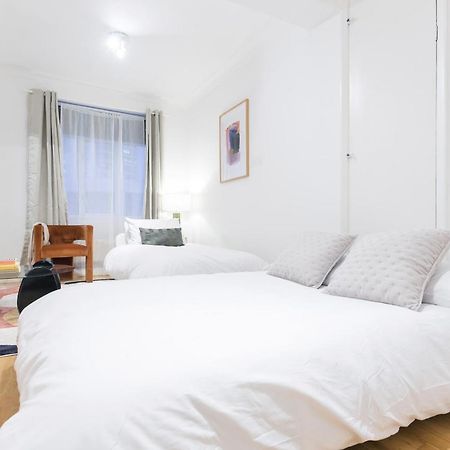 Perfectly Located 1 Bed Apartment Above Tube Station London Exteriör bild