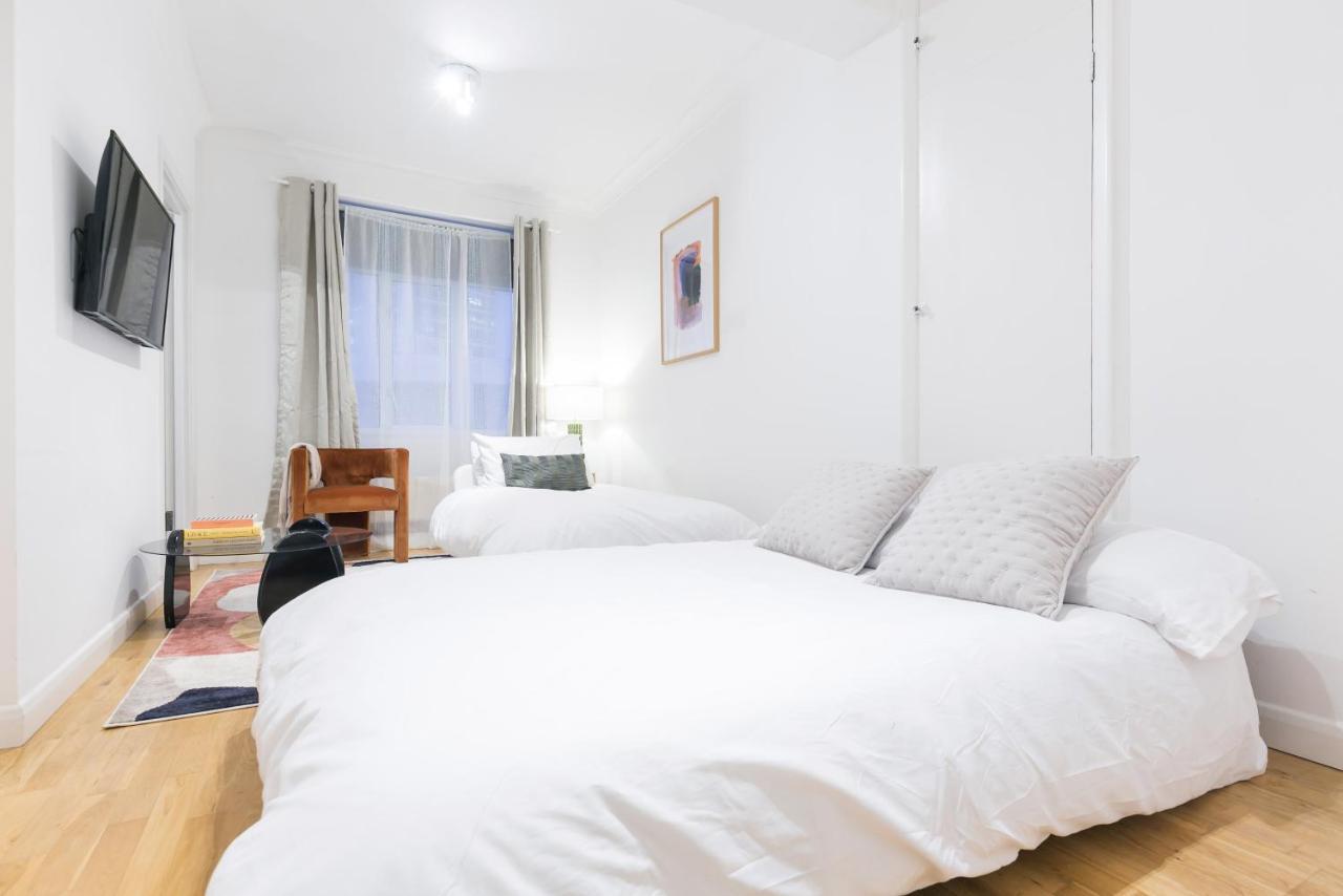 Perfectly Located 1 Bed Apartment Above Tube Station London Exteriör bild