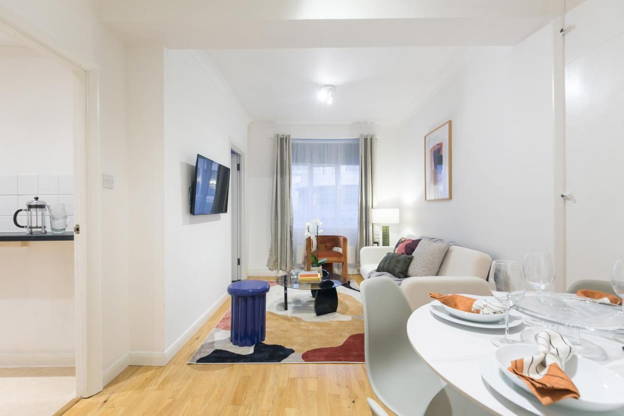 Perfectly Located 1 Bed Apartment Above Tube Station London Exteriör bild