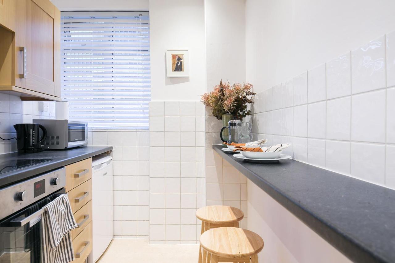 Perfectly Located 1 Bed Apartment Above Tube Station London Exteriör bild