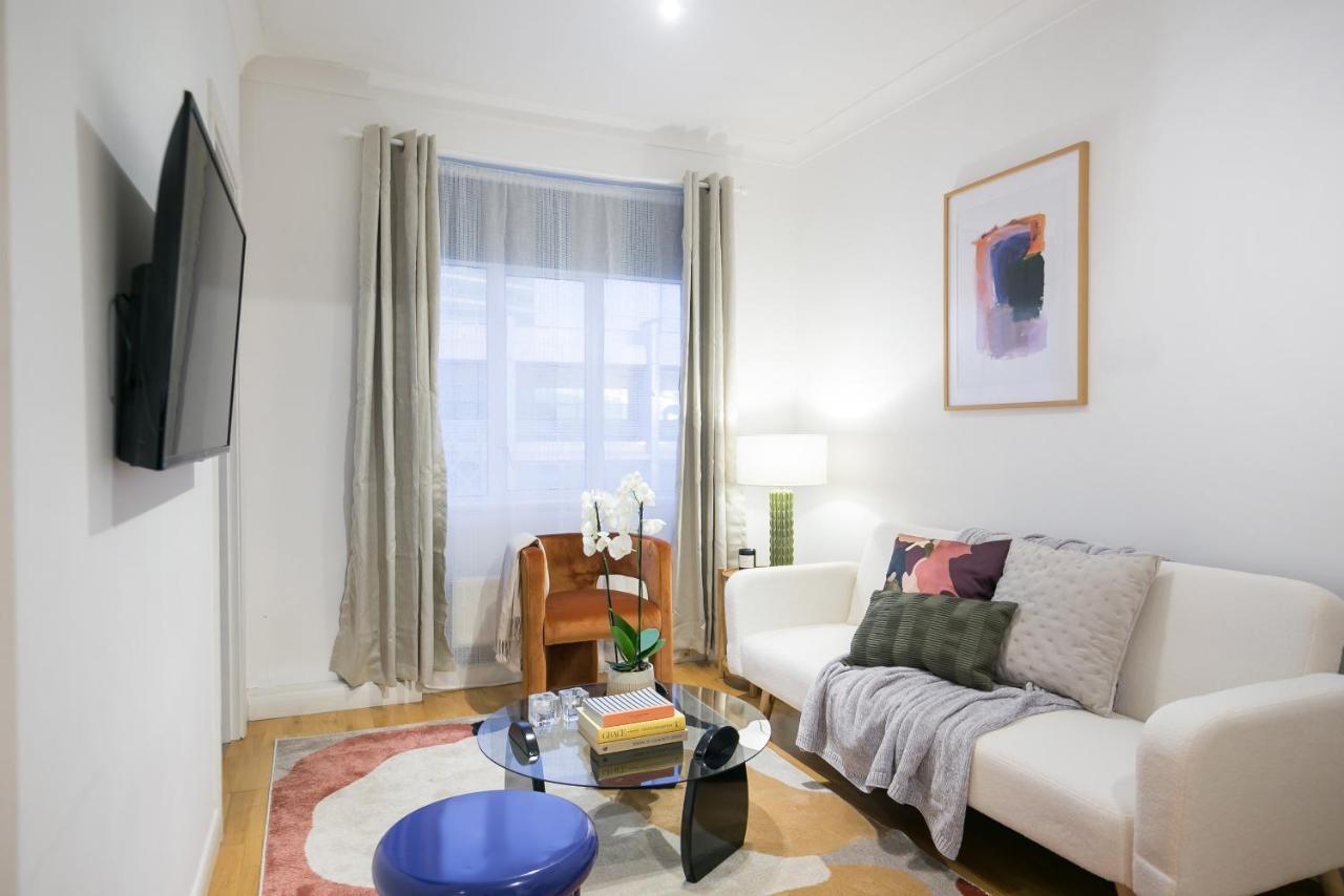 Perfectly Located 1 Bed Apartment Above Tube Station London Exteriör bild