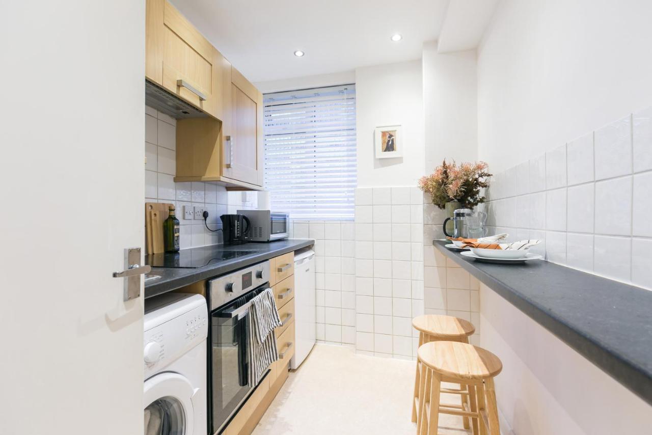 Perfectly Located 1 Bed Apartment Above Tube Station London Exteriör bild